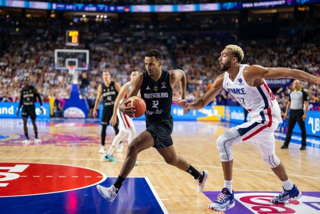 Verkehrte Welt: Alba Berlins Johannes Thiemann (l.) ließ den französischen NBA-Superstar Rudy Gobert zum EM-Auftakt alt aussehen.