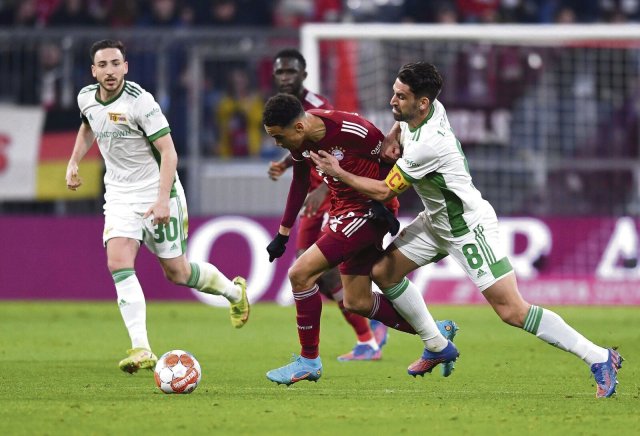 Unions Rani Khedira (r.) und seine Mitspieler wollen es am Samstag gegen den FC Bayern besser machen als beim 0:4 im März.