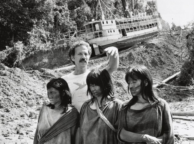 Werner Herzog beim Dreh von "Fitzcarraldo". Die Stimmung am Set war eher bescheiden, glaubt man den Gesichtern.