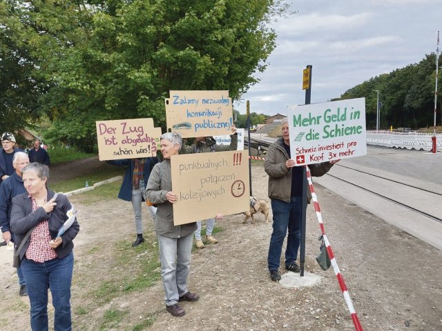 Kommt der Zug? Oder nicht? Protest am Ersatzbahnsteig in Müncheberg