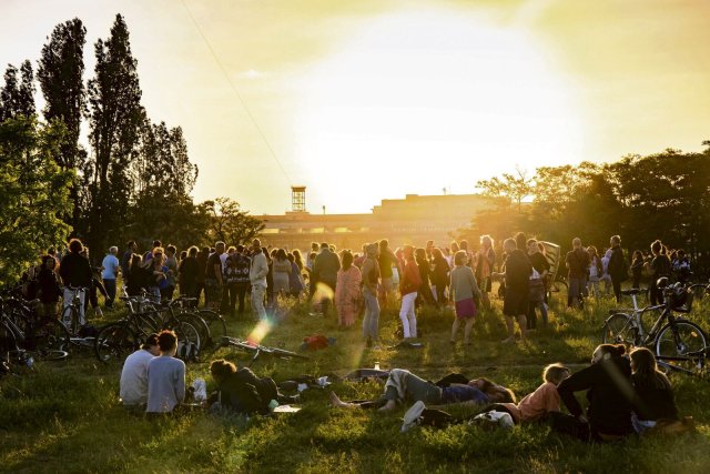 Auch draußen, zum Beispiel auf dem Tempelhofer Feld, wird gerne gefeiert. Lässt sich das mit der Natur in Einklang bringen?