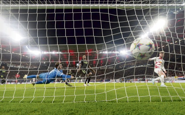 Ein eruptiver Moment in Leipzig: Timo Werner (r.) trifft zum vorentscheidenden 3:1 gegen Real Madrids Torwart Thibaut Courtois.