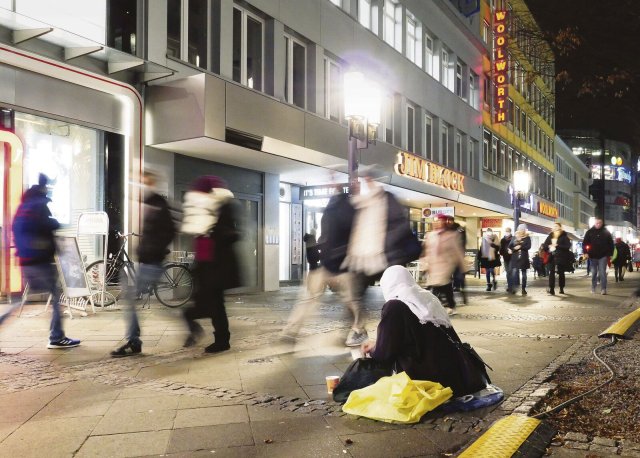 Obdachlose Frau in Berlin. Sieht man sie nicht?