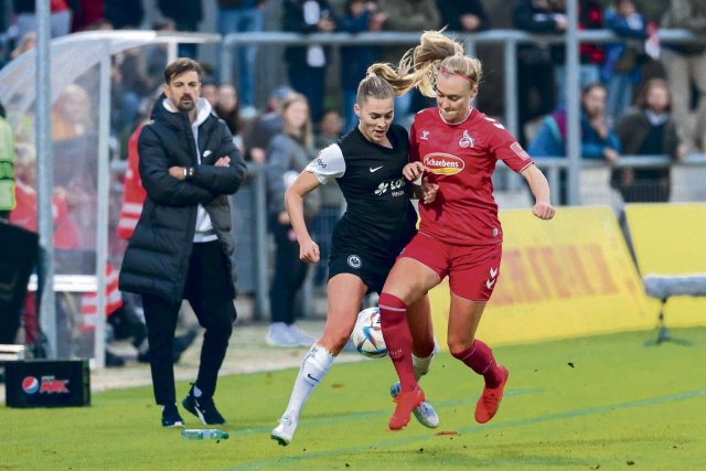 Frankfurts Laura Freigang (M.) hat viele Fans – und ihre Eintracht, wie hier gegen Köln, immer mehr Zuschauer.