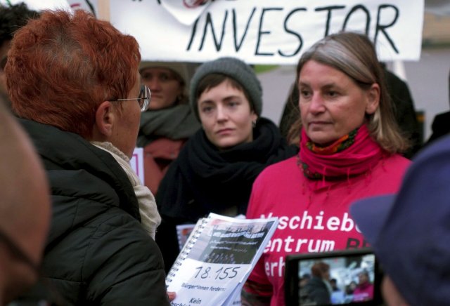 Die Abgeordnete der Grünen, Carla Kniestedt (l.), nimmt die Petition vor dem Landtag entgegen.