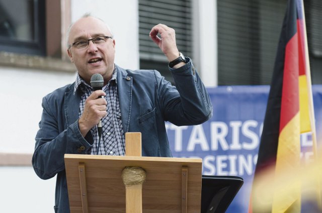 Der ehemalige Richter und AfD-Abgeordnete Jens Maier trat immer wieder als Redner bei rechten Aufzügen auf