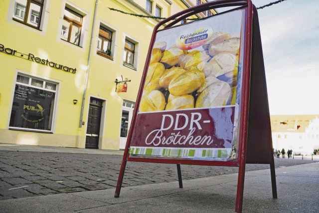 Nicht von vorvorgestern, sondern frisch. Brötchen nach DDR-Rezept schmecken vielen Ostdeutschen heute noch besser als andere; Werbung in Freiberg.