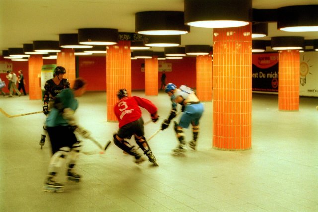 Ob diese Inline-Skaterhockey-Spieler mangels einer Rollsporthalle in die Unterführung am Messedamm ausweichen mussten, ist nicht dokumentiert.