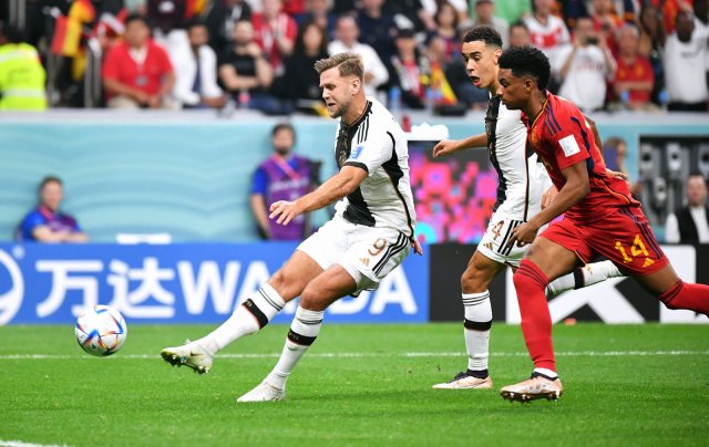 Torjäger Niclas Füllkrug (l.) verbesserte mit seinem Treffer die deutsche Ausgangslage für einen Einzug ins WM-Achtelfinale.