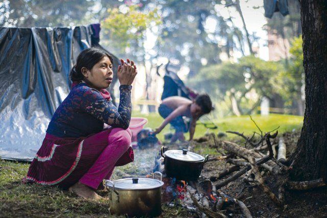 Angehörige der Embera in ihrem Protestlager in Bogotá 2021, ein Jahr nachdem sie gewaltsam aus ihrem Territorium vertrieben wurden. Durch das Abkommen der Regierung mit der ELN-Guerilla soll nun bald die Rückkehr bevorstehen.