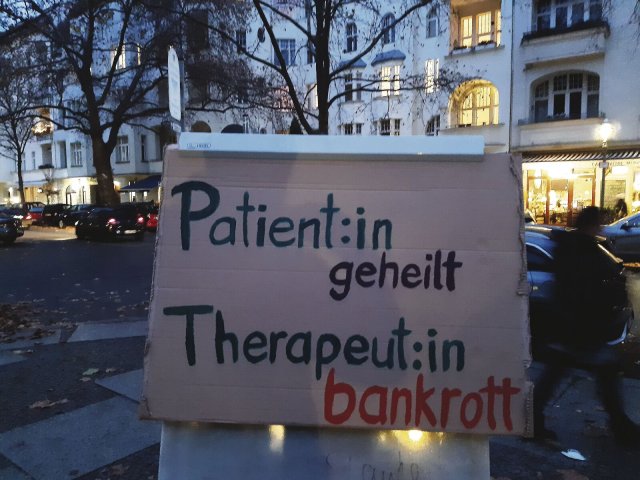 Therapieren unter Existenzniveau: Plakat bei einer Kundgebung