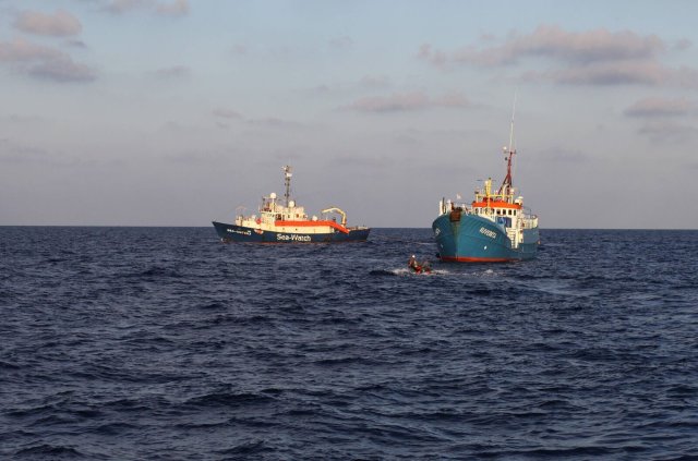 Die »Iuventa« mit der »Sea-Watch 2« vor ihrer Beschlagnahme auf Hoher See.