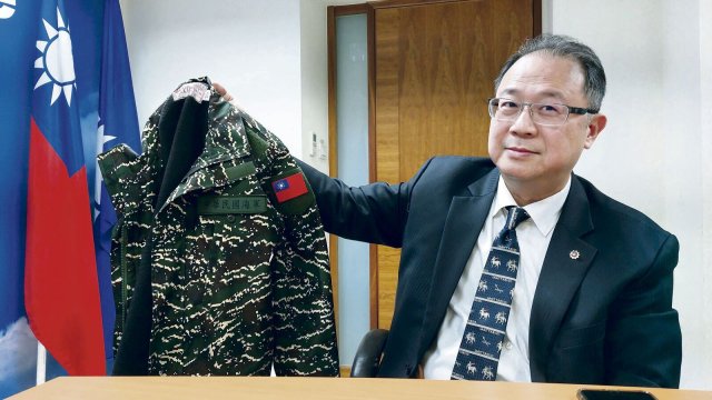 Auch Chieh-cheng Huang vom Thinktank National Policy Foundation hat zwar eine Militärjacke im Schrank, er fordert aber eine Deeskalationspolitik.