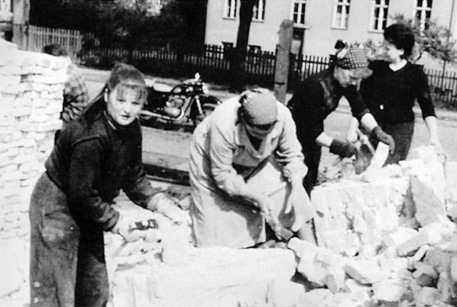 Gerlind Jäkel (l.) und andere Freiwillige beim Steineklopfen für den Kindergarten