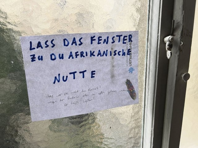 Solche und ähnliche Beleidigungen musste sich eine Mieterin in Neukölln über Jahre gefallen lassen