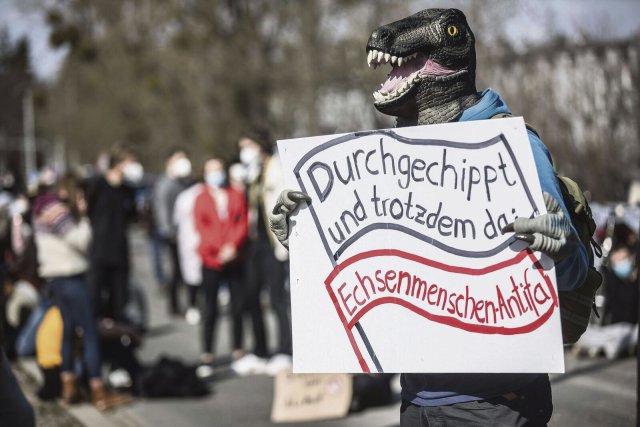 Die Echse macht sich in Zukunft wahrscheinlich wegen Vermummung strafbar.