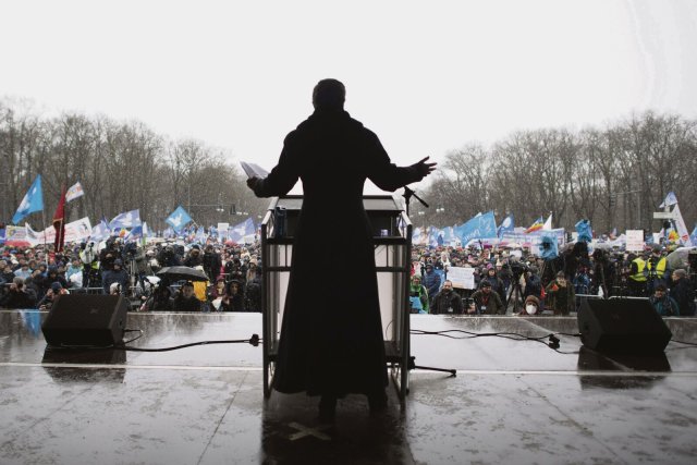 Auf der Demo am Samstag war Wagenknecht präsent, im Bundestag am Donnerstag dagegen abwesend.