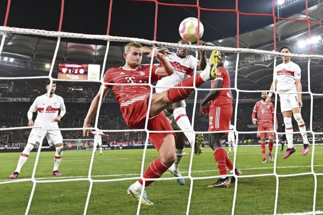 Hinten Ausputzer, vorn Torschütze: Der Münchner Matthijs de Ligt (l.) drückte der Partie in Stuttgart seinen Stempel auf.