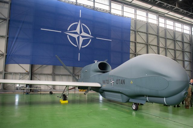 Die erste der fünf »Phoenix« in einem Hangar auf Sigonella.