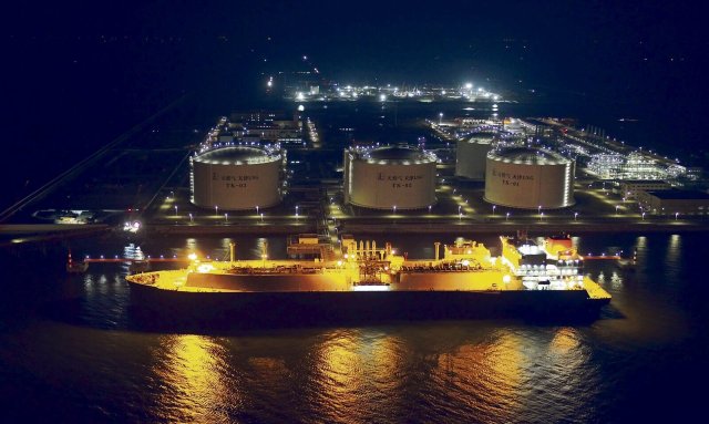 Luftaufnahme von LNG-Terminals von Sinopec im chinesischen Tianjin. Der chinesische Energiekonzern ist weltweit aktiv.