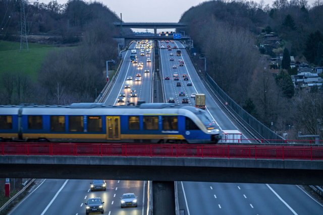 Nicht nur der Ausbau der Schiene soll beschleunigt werden, sondern auch der Ausbau ausgewählter Autobahnen.