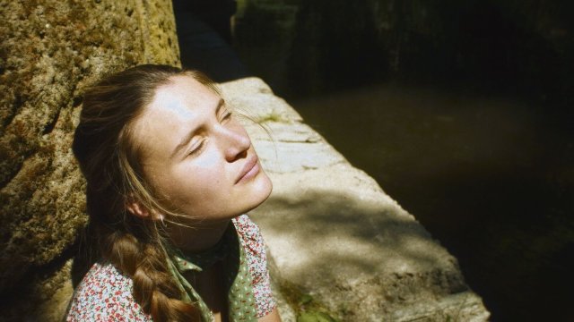 Es ist der erste Sommer nach der Wende, und Maria (Marlene Burow) weiß nicht, was kommt.