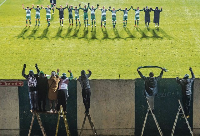 Fans der Bohemians Prag durften während der Corona-Pandemie zeitweise nicht ins Stadion – und fanden trotzdem einen Weg, ihre Mannschaft anzufeuern.