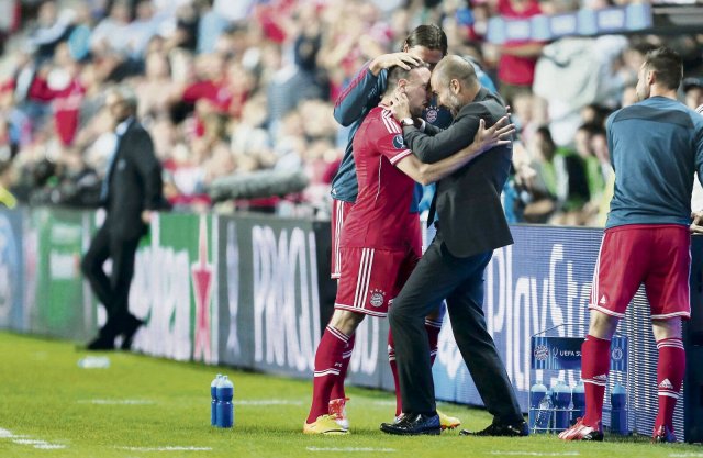 Franck Ribery (l.) feierte ausgelassen sein Tor zum 1:1 im Uefa-Supercup mit seinem damals neuen Bayern-Trainer Pep Guardiola.