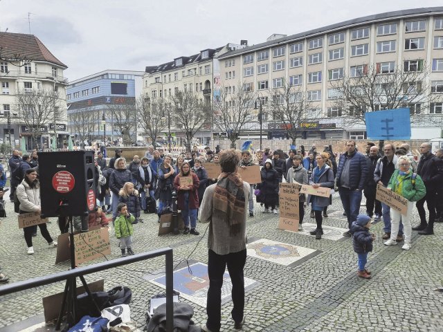 »Wir sind hier, wir sind laut, der Emmauswald wird nicht bebaut!«, fordern die Teilnehmer*innen der Kundgebung am Rathaus Neukölln.