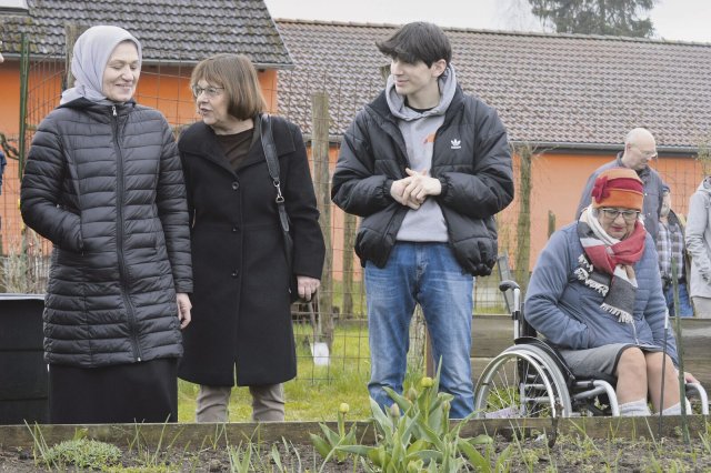 Adam Melichow und seine Mutter Saynabi Scharlachowa (l.) mit der Sozialministerin im Garten der Nationen. Rechts: Doris Lemmermeiner