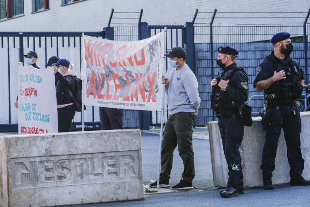 Das Gerichtsgebäude in Dresden, in dem seit September 2022 der Prozess gegen die Gruppe um Lina E. stattfindet und das ihre Unterstützer regelmäßig besuchen, gleicht einem Hochsicherheitstrakt