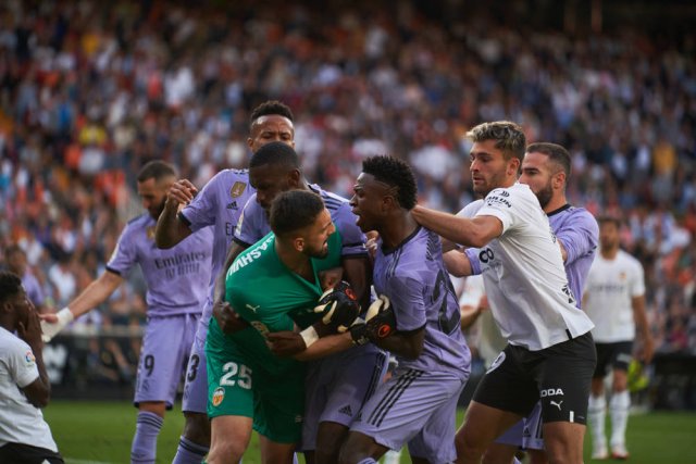 Dass sich Vinicius Junior (M.) über rassistische Fans erregte, gefiel Valencias Torwart Giorgi Mamardaschwili und Mitspieler Hugo Duro (r.) gar nicht.