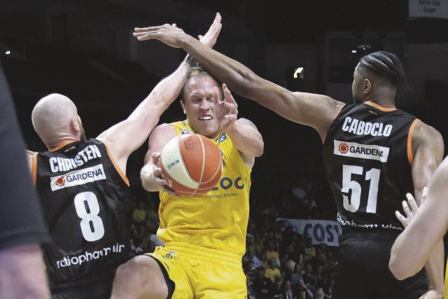 Luke Sikma (M.) fand nur selten Lücken in der Ulmer Verteidigung. Es könnte sein letzter Auftritt im Trikot von Alba Berlin gewesen sein.