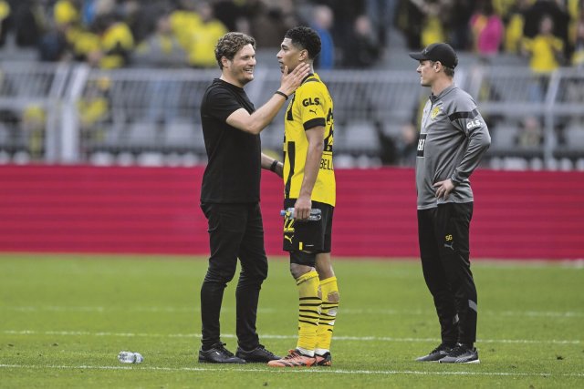 Der Trainer, sein Assistent und sein Star: Edin Terzić (l.) mit Mittelfeldspieler Jude Bellingham (m.) und Co-Trainer Sebastian Geppert.