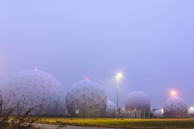 Über seine Radome in Bad Aibling hat sich auch der BND an der globalen Überwachung beteiligt und dafür die »Weltraumtheorie« erfunden.