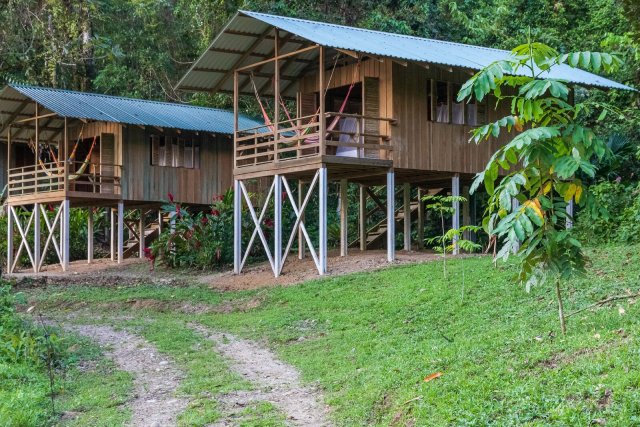 Die über das Gelände der Lodge verteilten Bungalows wurden aus recycelten Edelhölzern und in karibischer Stelzenbauweise errichtet.