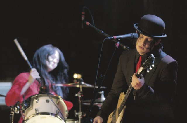 Ein Triumphzug von den Schrottplätzen Detroits in die Fußballstadien: The White Stripes, hier 2003 in der Harald-Schmidt-Show