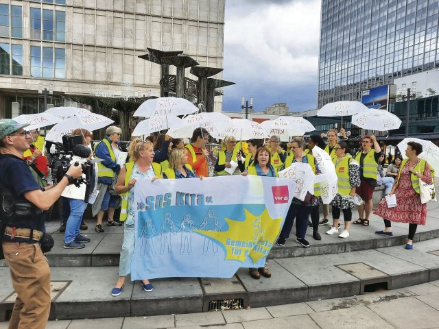 »SOS Kita«: So lautet das Motto der kämpfenden Erzieher*innen auf dem Alexanderplatz.