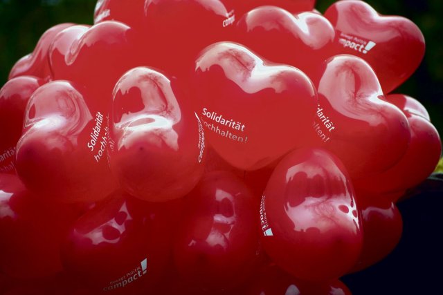 Die Parole auf den Luftballons gilt nicht zuletzt für den Umgang Linker untereinander.