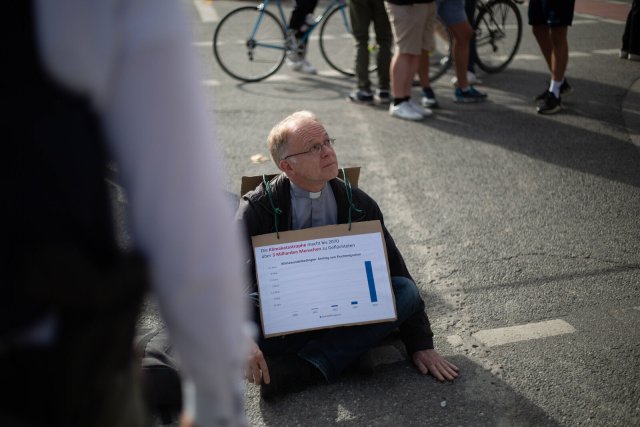 Jörg Alt blockiert im Oktober in München zusammen mit Aktivisten der Letzten Generation und Extinction Rebellion eine Straße.