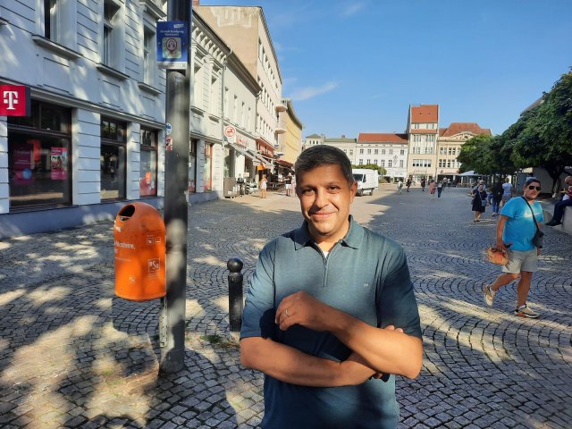 Die Menschen sollen nicht das Gefühl haben, dass der Staat den Außenbezirk hängen lässt: Raed Saleh in der Altstadt Spandau