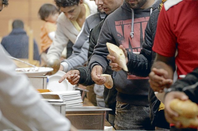 Menschen mit einer Duldung leben in Deutschland oft von der Hand in den Mund. Das Chancen-Aufenthaltsgesetz bietet nur für manche eine Verbesserung.