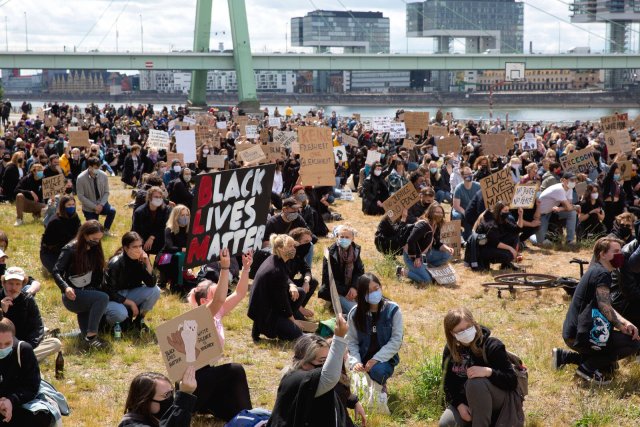 Kölner Demonstration gegen gegen Gewalt und Rassismus bei der Polizei nach dem Mord an George Floyd in den USA durch Beamte in Minneapolis.