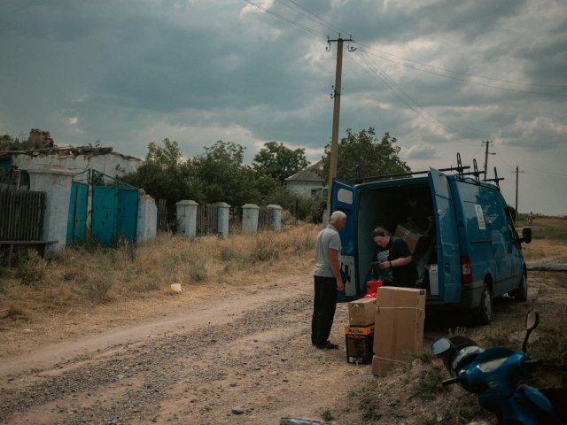 Nach der Zerstörung des Kachowka-Staudamms brachten die Solidarity Collectives Hilfe für die Menschen in die Regionen. Mit Spendengeldern wird aber auch Ausrüstung für Soldaten gekauft.