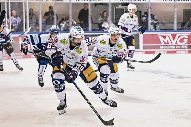 Mit Zach Boychuk (v.) stürmen die Eisbären Berlin wieder ganz nach vorn.