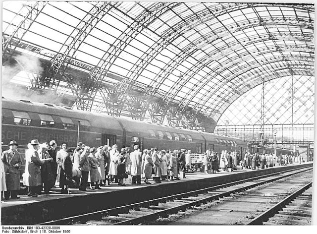 Der Dresdner Hauptbahnhof (Aufnahme von 1956): Hier starb Johnsons Protagonist Jakob Abs auf mysteriöse Weise.