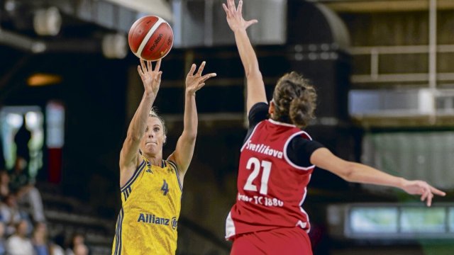 Nationalspielerin Marie Bertholdt (li.) spielt seit Kurzem erfolgreich für Alba Berlin.