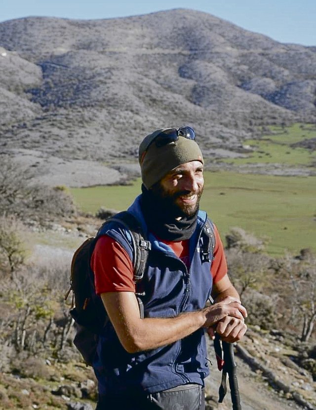 Giannis Vasilakis zeigt Besuchern die Partisanen-Verstecke im Aravanes-Wald.