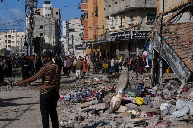 Palästinenser versammeln sich im Flüchtlingslager Nusseirat im Zentrum des Gazastreifens vor einem Gebäude, das von einem israelischen Angriff getroffen wurde.