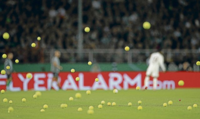 Ungewöhnlicher Protest: Fußballfans stören neuerdings die Spiele durch das Werfen von Tennisbällen auf den Rasen.